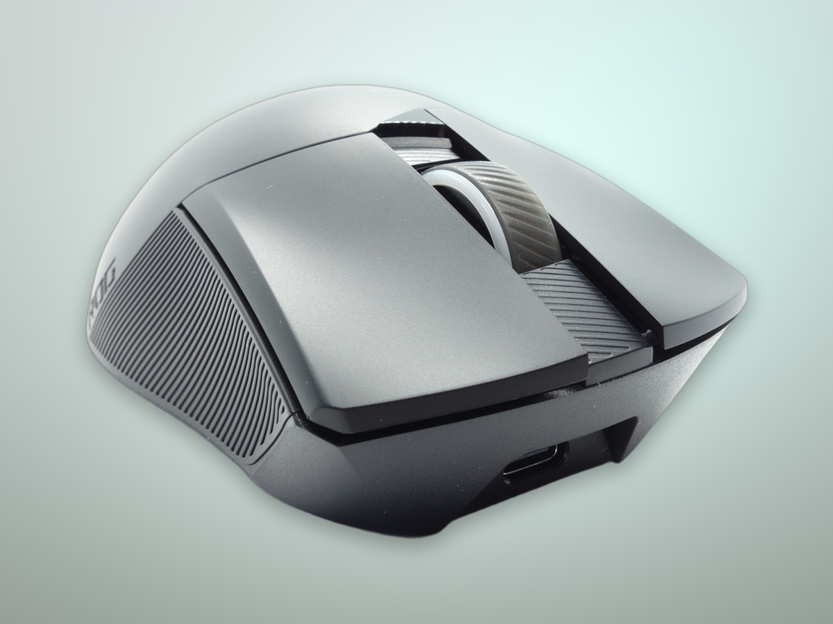 ASUS ROG Gladius III Wireless vista a tre quarti del design ergonomico asimmetrico per la mano destra