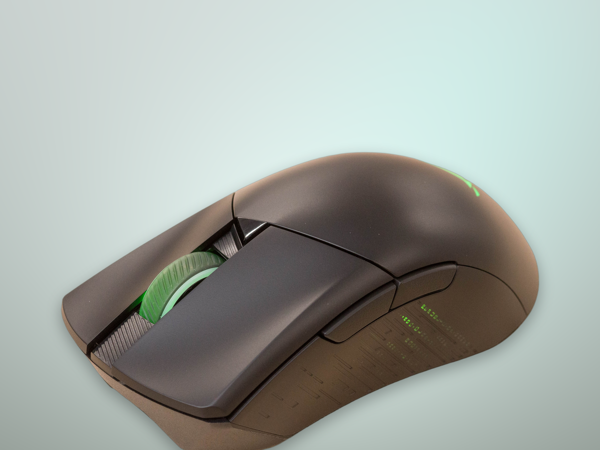 ASUS ROG Gladius III Wireless dettaglio controlli e switch intercambiabili Push-Fit primo piano