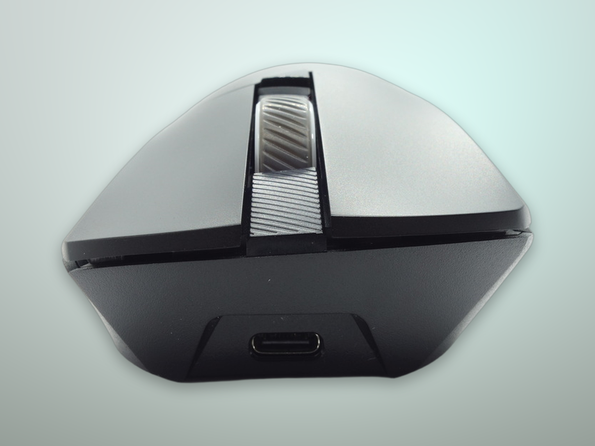 ASUS ROG Gladius III Wireless dettaglio porta di ricarica USB-C frontale per connettività cablata