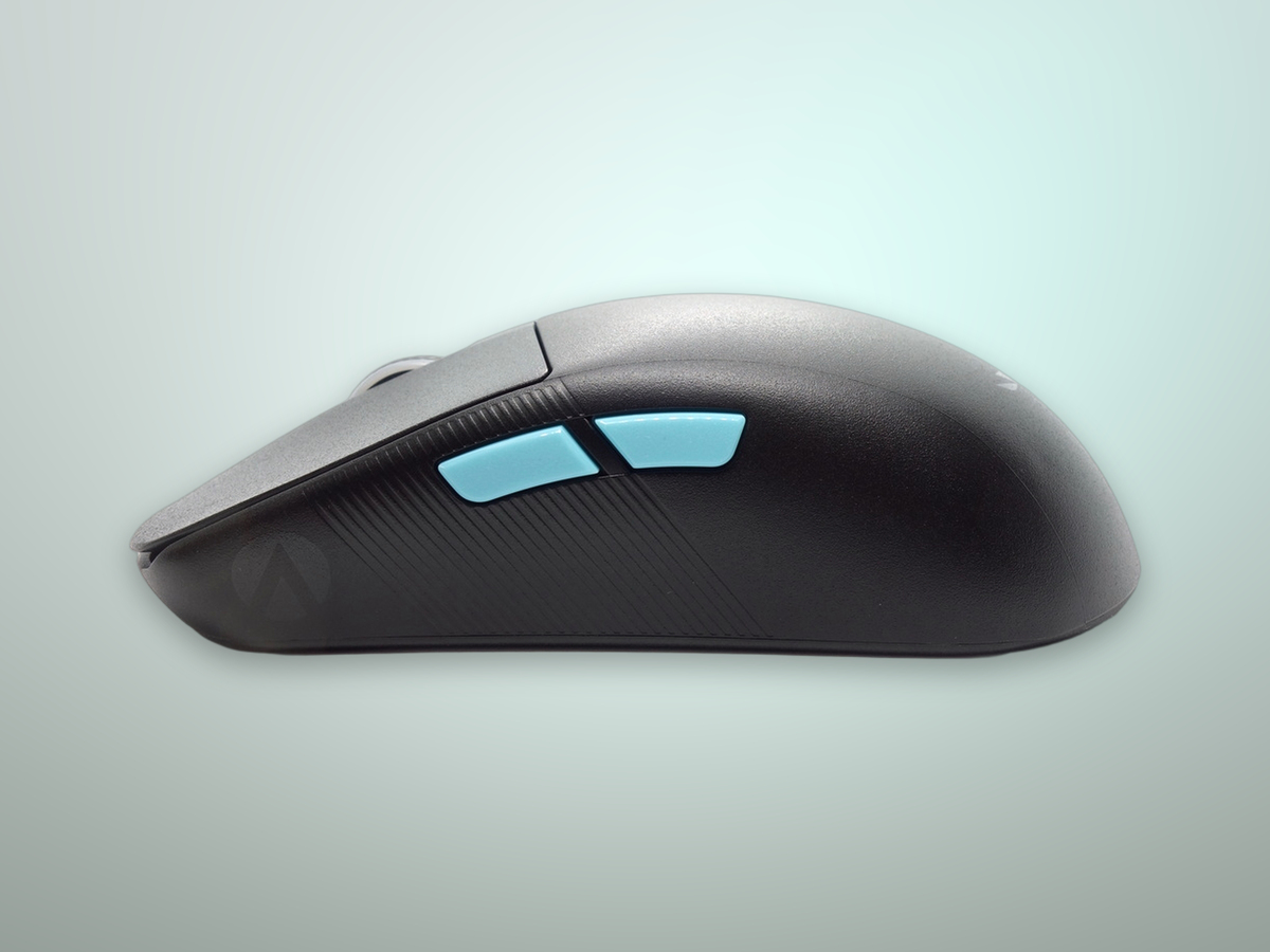 Profilo laterale dell'ASUS ROG Harpe Ace Aim Lab Edition con gobba posteriore prolungata e pattern diagonale sui fianchi