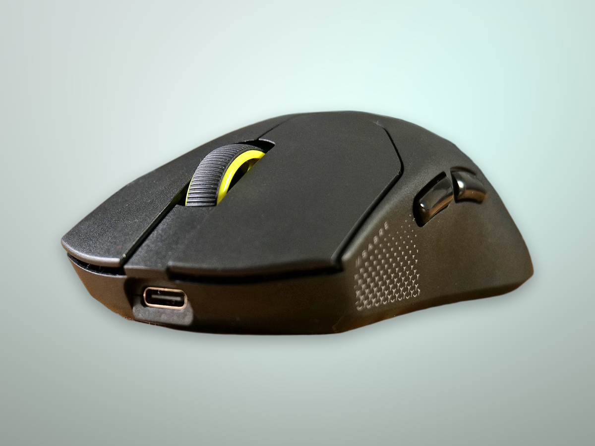 Vista a tre quarti del Corsair Sabre V2 Pro nero con rotellina gialla