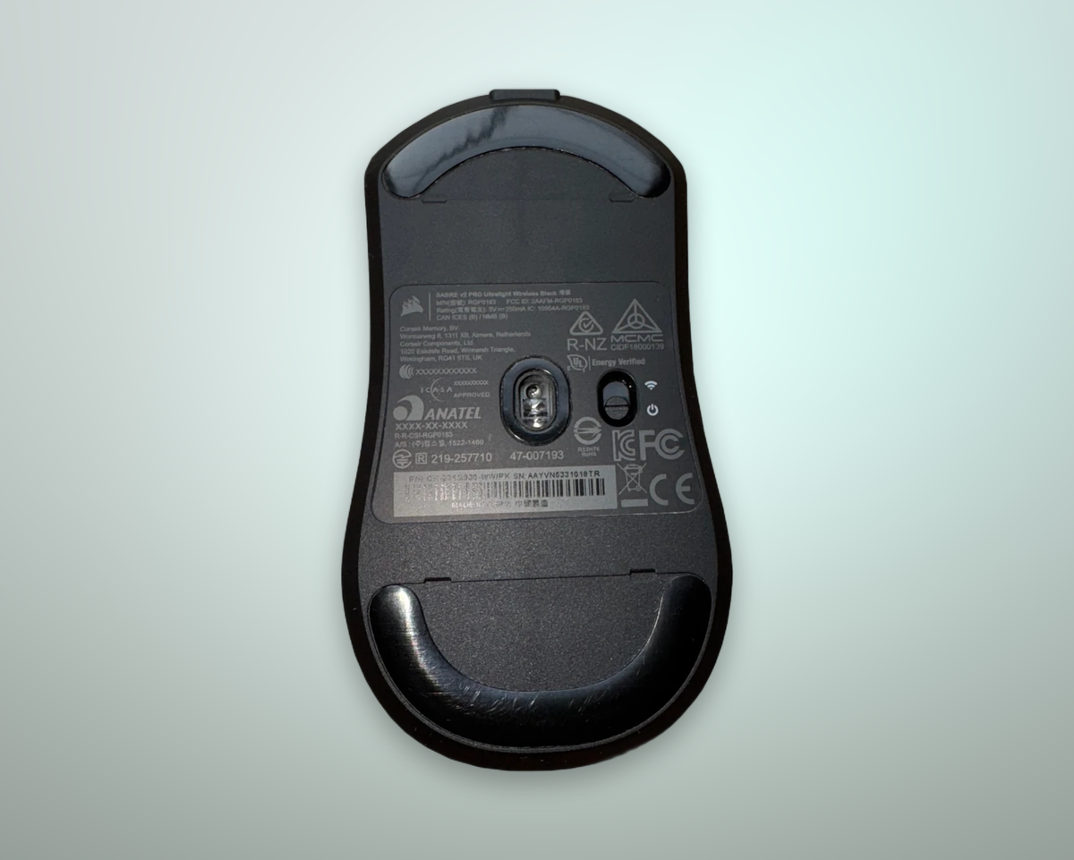Parte inferiore del Corsair Sabre V2 Pro con sensore Marksman S, skates e interruttore di accensione