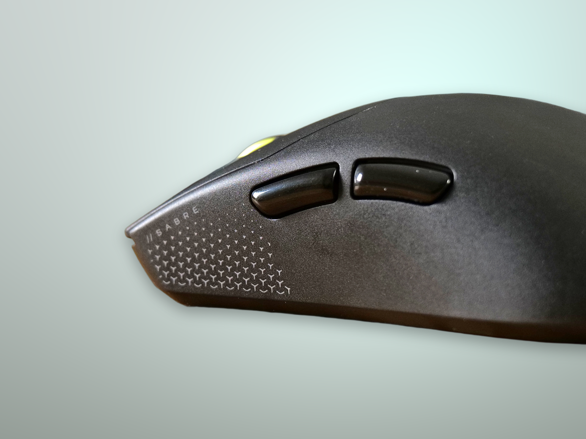 Dettaglio dei tasti principali e della rotellina del Corsair Sabre V2 Pro
