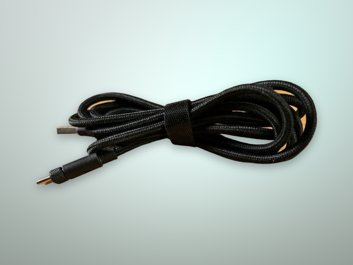 Accessori inclusi con il Corsair Sabre V2 Pro: skates di ricambio, grip tape e cavo USB-C