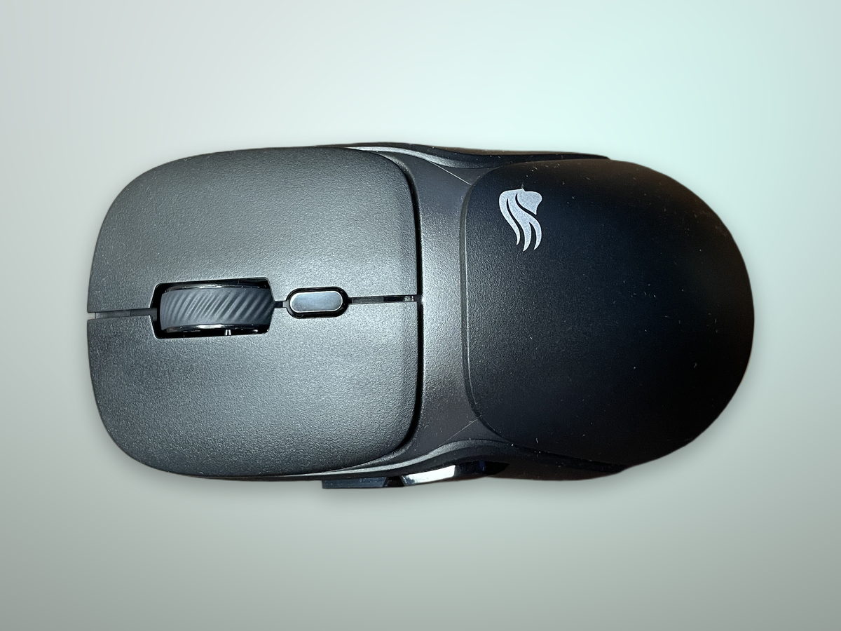 Glorious Model O3 Wireless vista frontale orientata verso l'utente durante l'uso in gioco