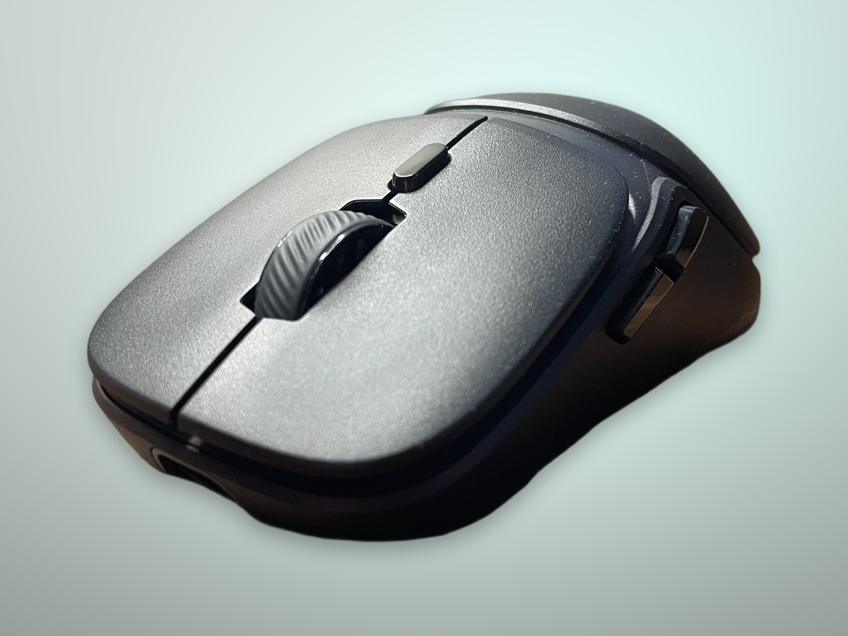 Glorious Model O3 vista dall'alto a tre quarti con design simmetrico e illuminazione RGB