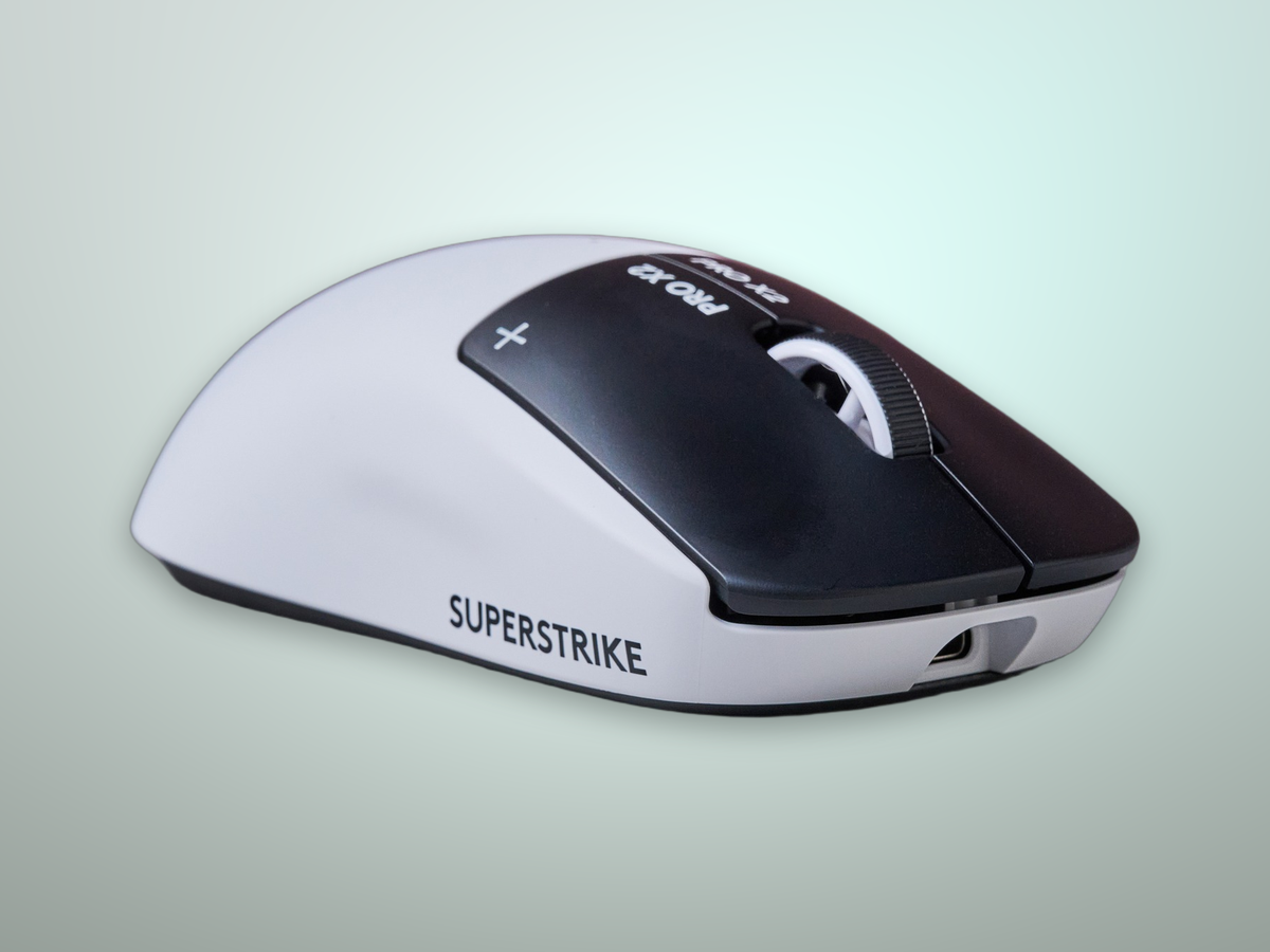 Logitech G PRO X2 Superstrike, foto hero del mouse gaming wireless appoggiato su un mousepad da scrivania