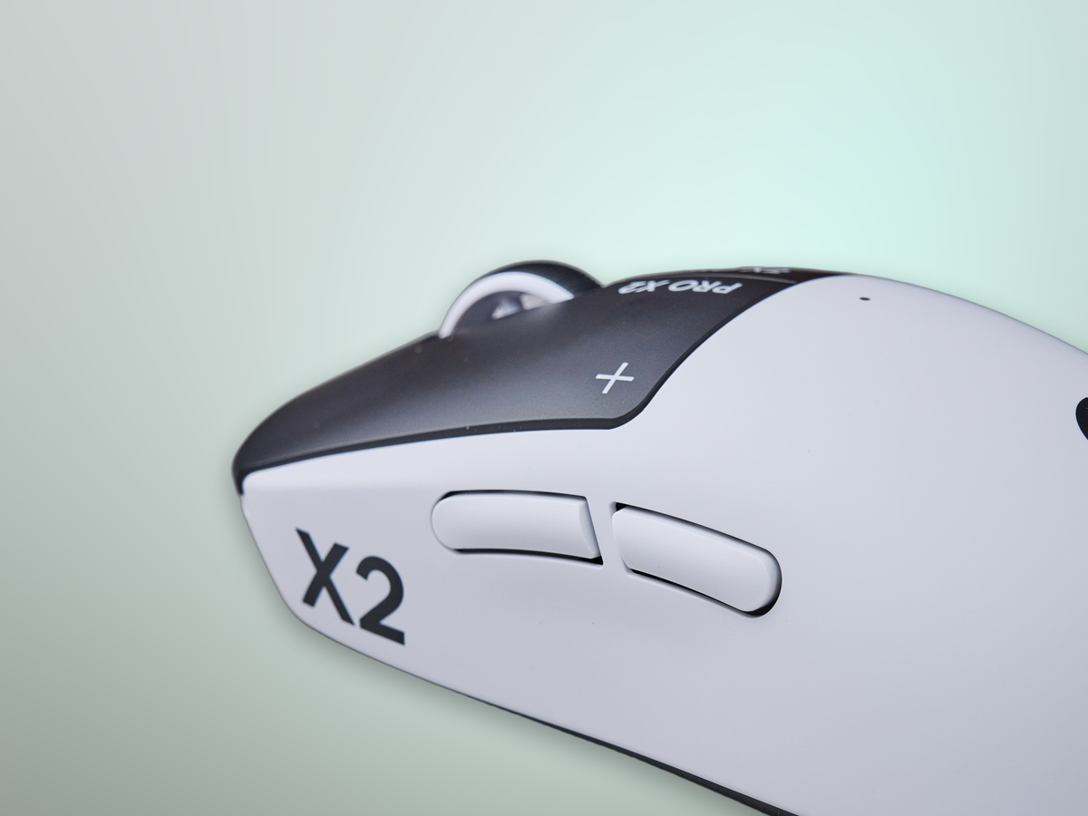 Primo piano dei pulsanti laterali meccanici del mouse Logitech G PRO X2 Superstrike