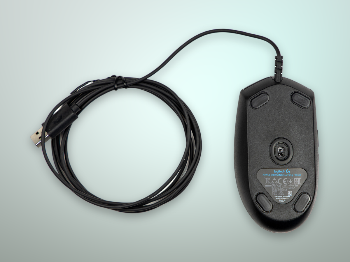 Vista a tre quarti del Logitech G G203 LIGHTSYNC con barra LED RGB multizona accesa