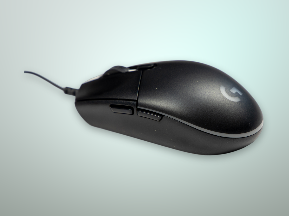 Vista inferiore del Logitech G G203 LIGHTSYNC con sensore ottico e quattro piedini