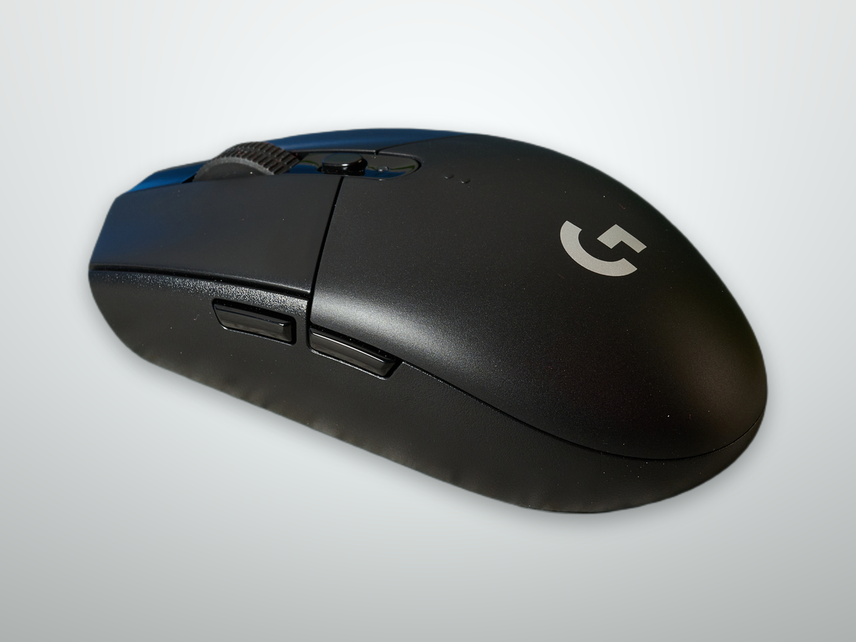 Logitech G305 mouse gaming wireless Lightspeed fotografia hero su mousepad da scrivania