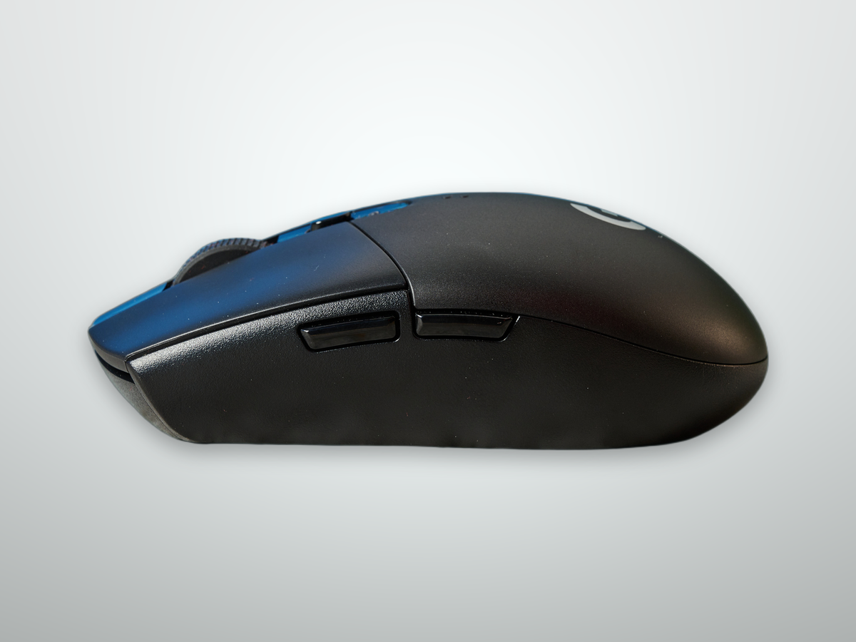 Logitech G305 profilo laterale che evidenzia l'altezza della gobba e il design a basso profilo