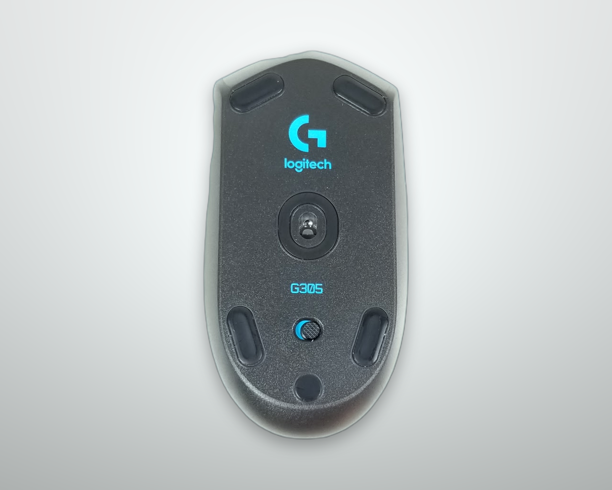 Logitech G305 vista inferiore con piedini PTFE e sensore ottico HERO del mouse gaming wireless