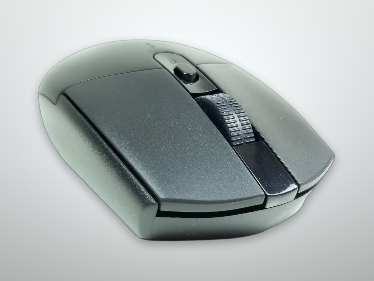 Logitech G305 primo piano dei click principali e della rotellina di scorrimento del mouse gaming