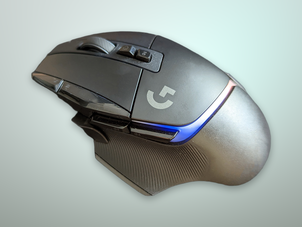 Logitech G502 X Plus mouse da gaming wireless fotografato sulla scrivania