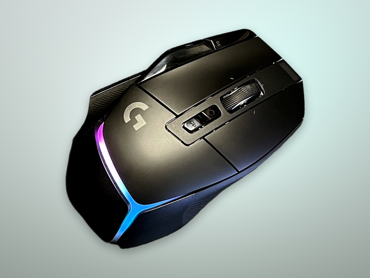 Vista dall'alto del Logitech G502 X Plus che mostra la forma ergonomica completa