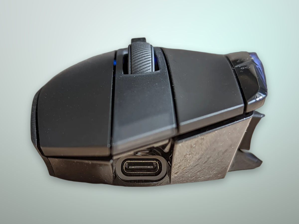 Vista frontale del Logitech G502 X Plus con altezza e larghezza dei pulsanti