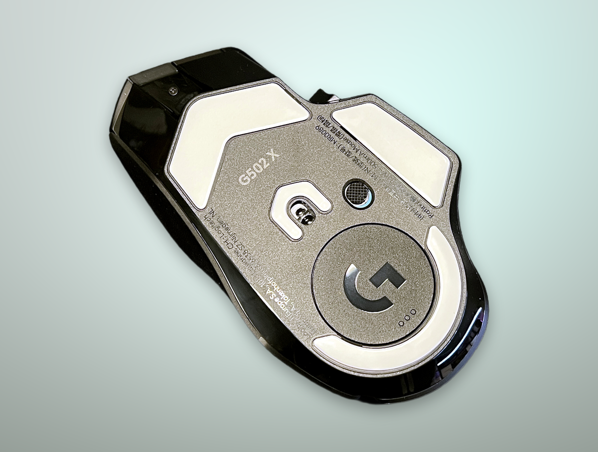 Vista inferiore del Logitech G502 X Plus con gli skate in PTFE e il sensore HERO 25K