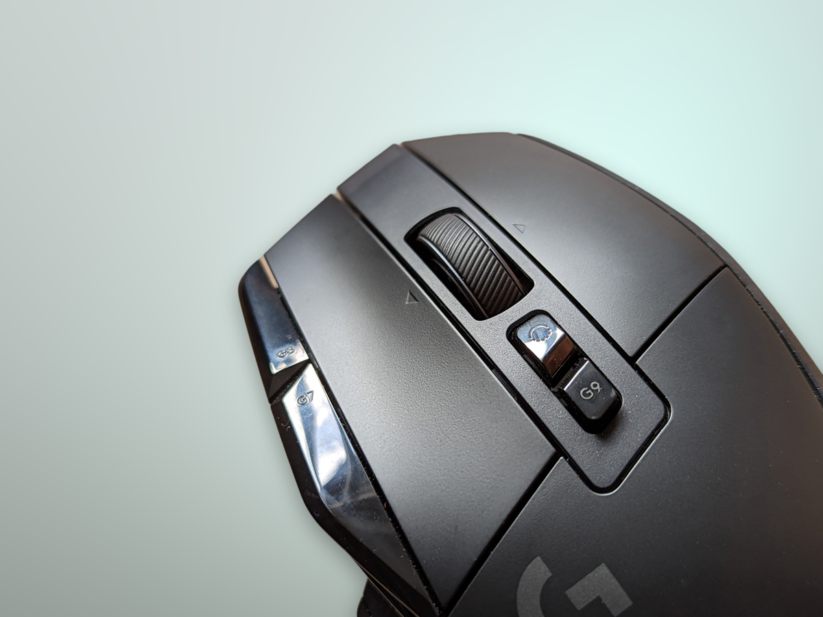 Primo piano dei click principali e della rotellina del Logitech G502 X Plus