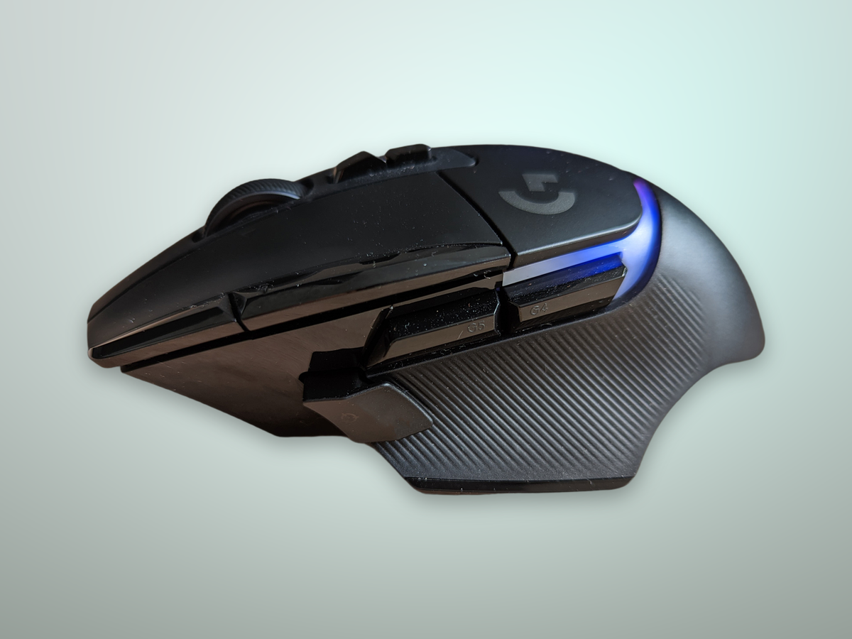 Primo piano dei pulsanti laterali del Logitech G502 X Plus