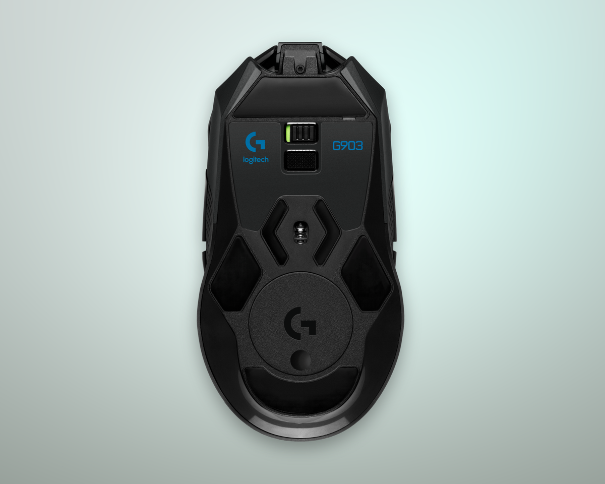Vista inferiore del Logitech G903 LIGHTSPEED con pattini PTFE e sensore ottico