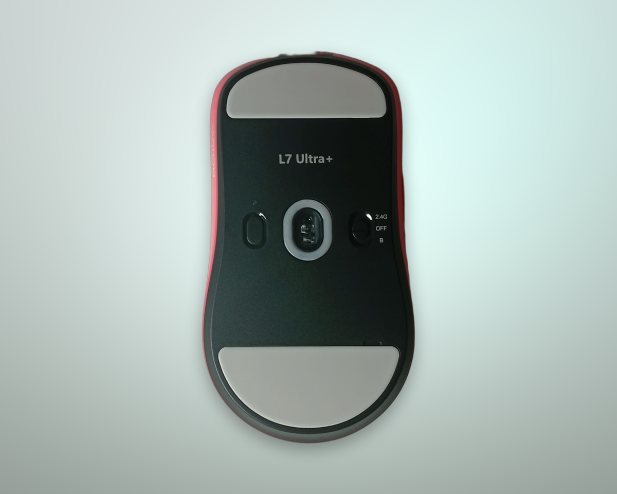 Vista inferiore del MCHOSE L7 Ultra+ con skate in PTFE bianco, sensore e selettore di connessione