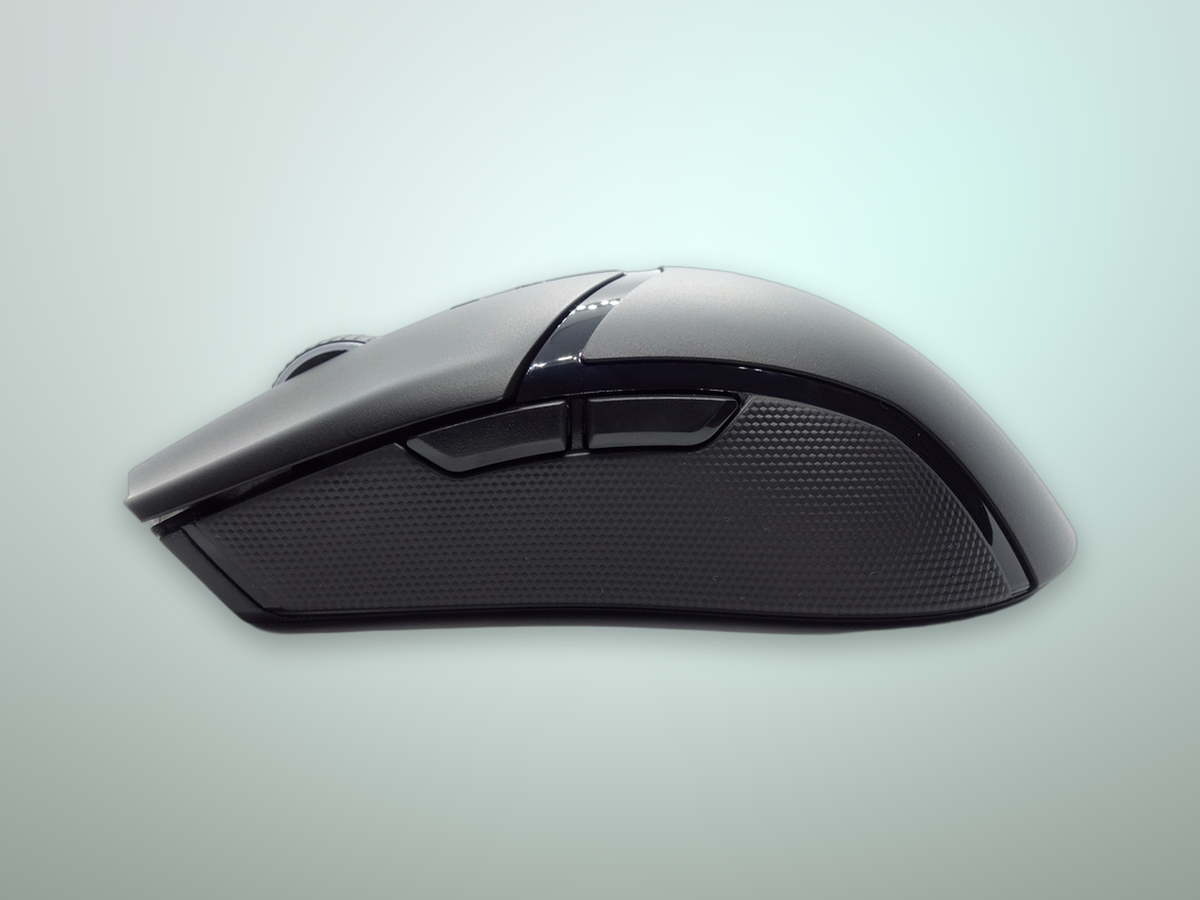 Profilo laterale del Razer Cobra Pro con i grip laterali in gomma rigata