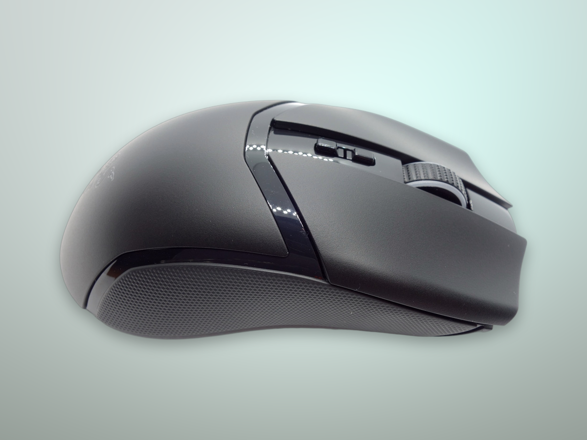 Razer Cobra Pro in vista a tre quarti dall'alto, forma simmetrica compatta per destrorsi