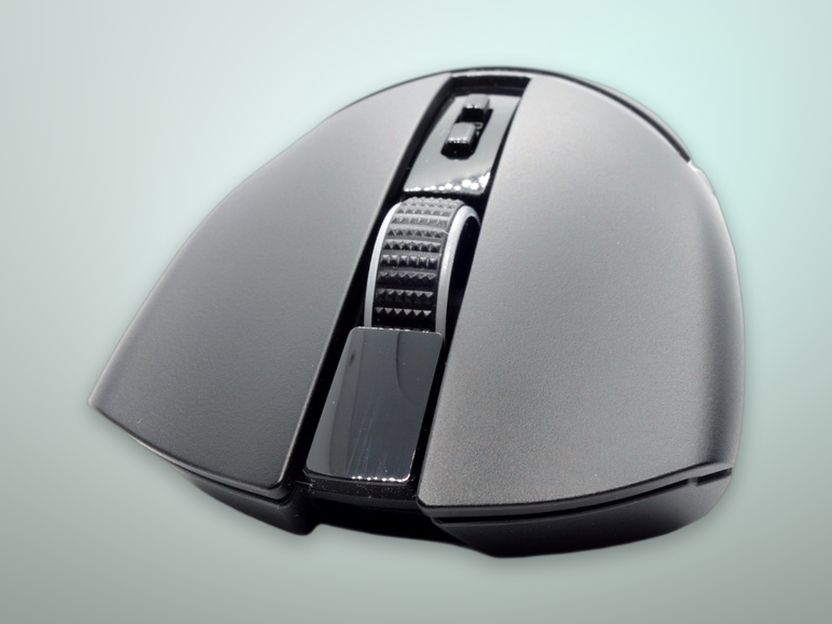 Primo piano dei pulsanti, della rotellina e dei tasti DPI del Razer Cobra Pro