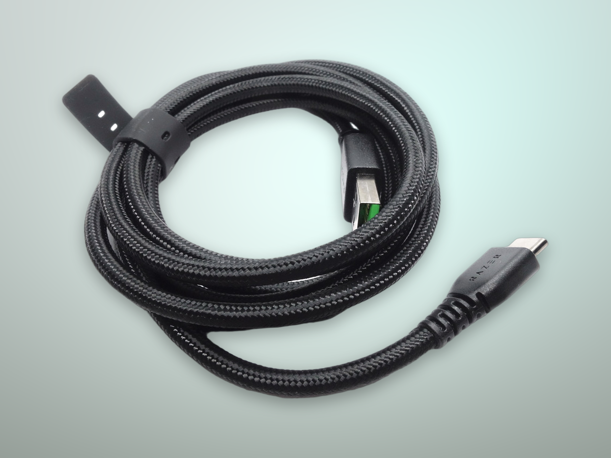 Porta USB-C per la ricarica del Razer Cobra Pro in primo piano