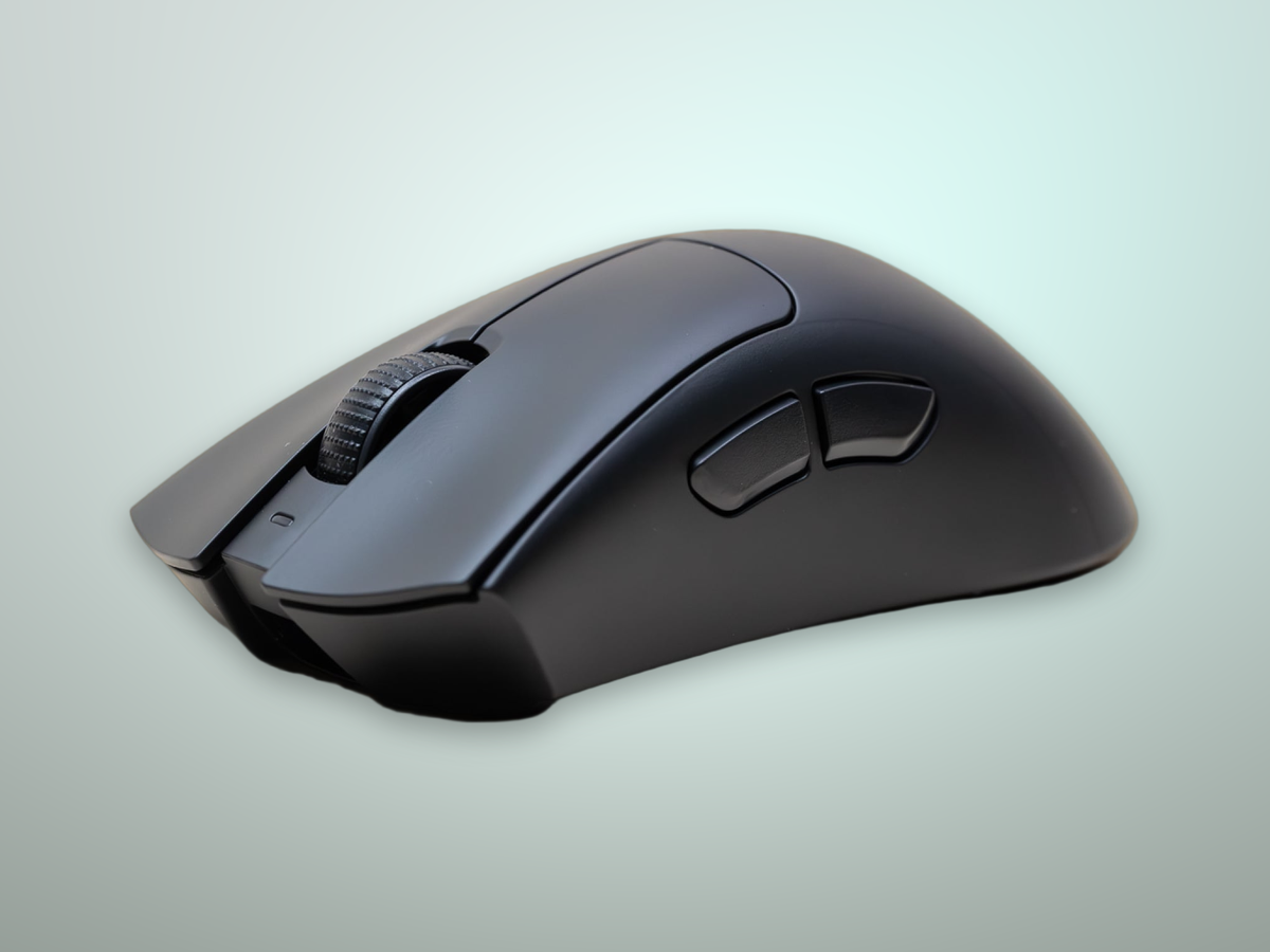 Profilo laterale del Razer DeathAdder V3 HyperSpeed che mostra la forma ergonomica ribassata e leggera
