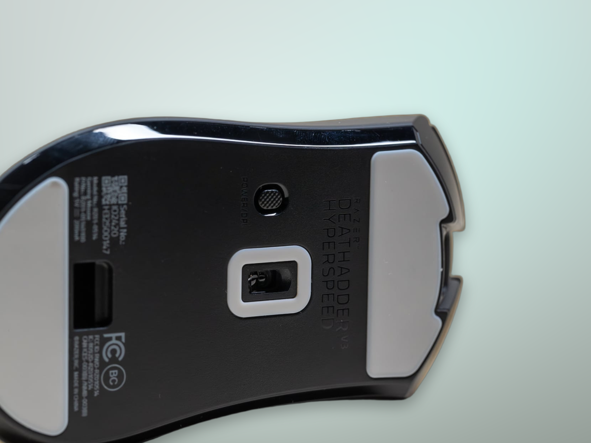 Vista posteriore del Razer DeathAdder V3 HyperSpeed che evidenzia la gobba ergonomica e i fianchi piatti
