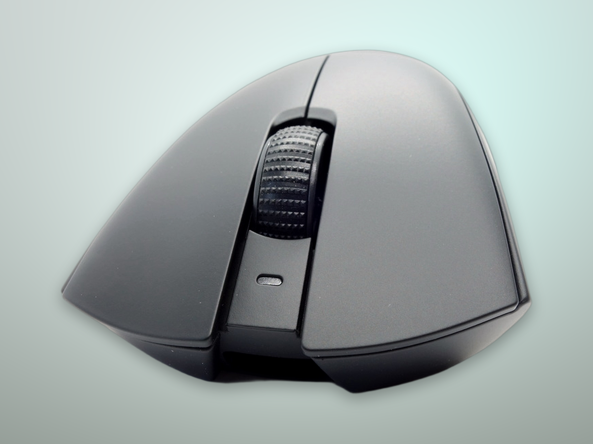 Primo piano dei tasti principali, dei pulsanti laterali e della rotellina del Razer DeathAdder V3 HyperSpeed