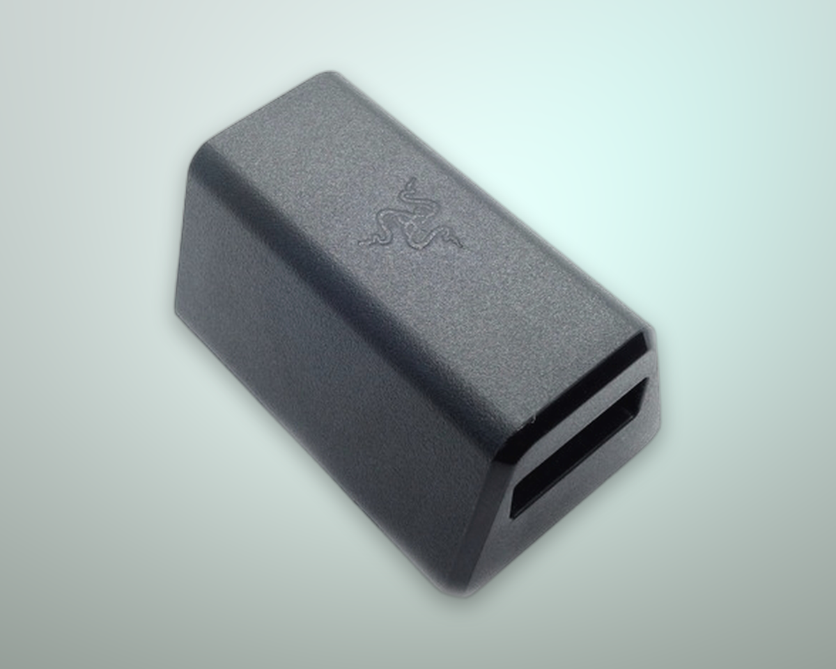 Porta di ricarica USB-C e alloggiamento del ricevitore wireless sul Razer DeathAdder V3 HyperSpeed