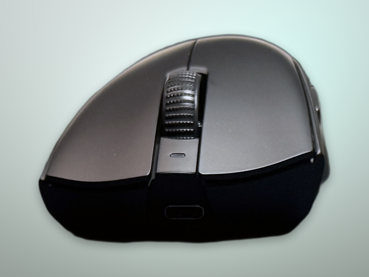 Razer DeathAdder V4 Pro vista inferiore skate PTFE e sensore ottico