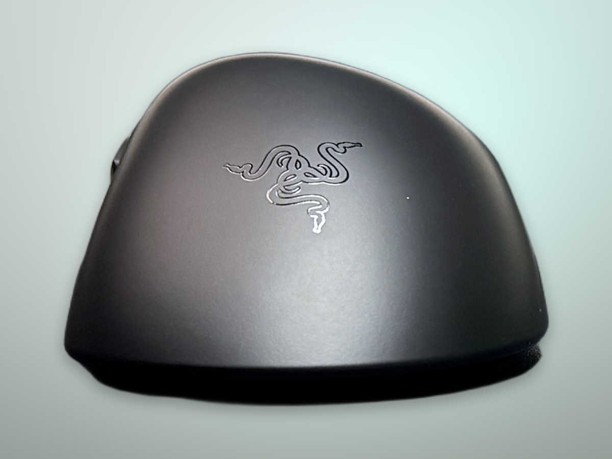 Razer DeathAdder V4 Pro primo piano click principali e scroll wheel ottica