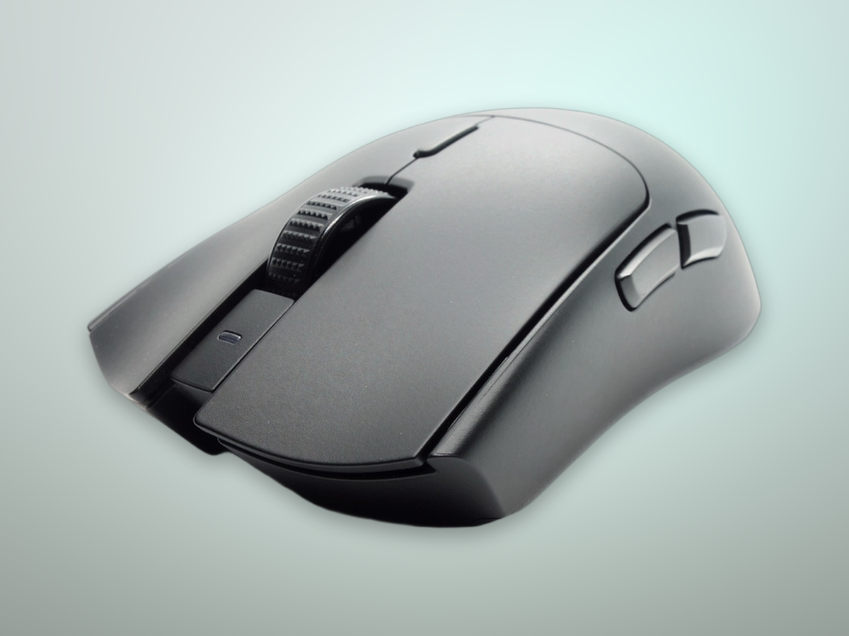 Razer Viper V3 HyperSpeed vista angolata che mostra la forma simmetrica per destrorsi e i bordi svasati