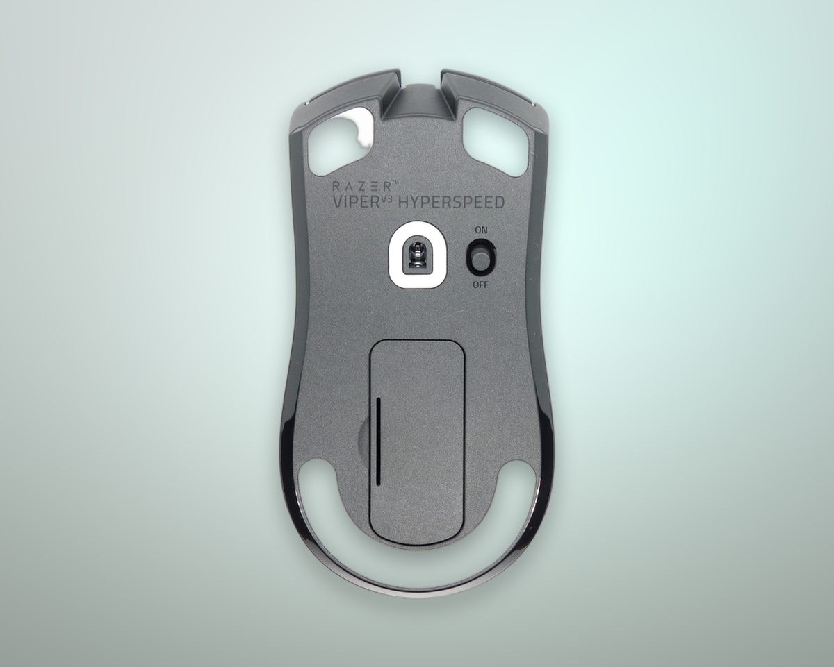 Razer Viper V3 HyperSpeed vista inferiore con skate in PTFE e sensore avanzato