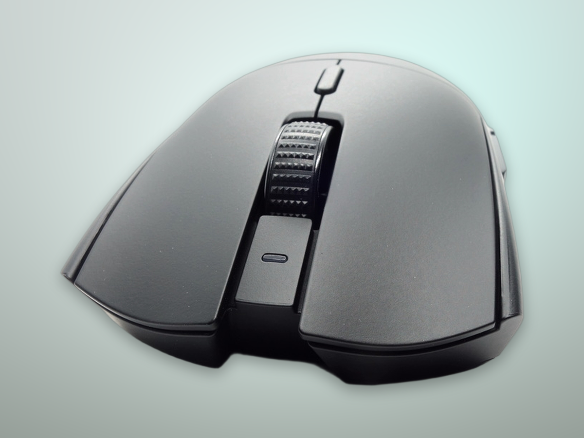 Primo piano dei comandi e degli switch del Razer Viper V3 HyperSpeed con tasti laterali e rotellina
