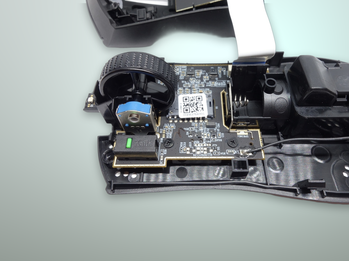 Vano batteria e alloggiamento dongle del Razer Viper V3 HyperSpeed con interruttore on-off