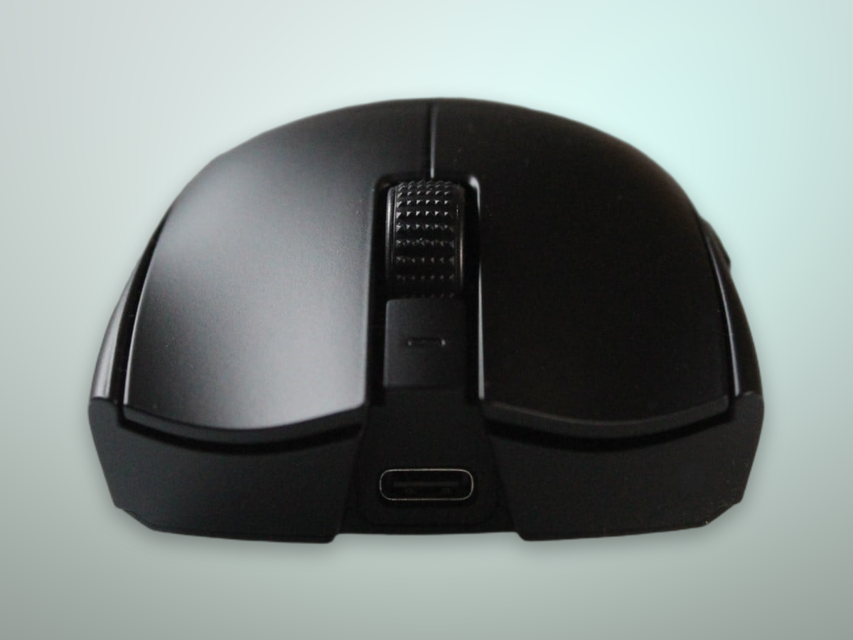 Vista frontale del Razer Viper V3 Pro pronto all'uso sul mousepad da gaming