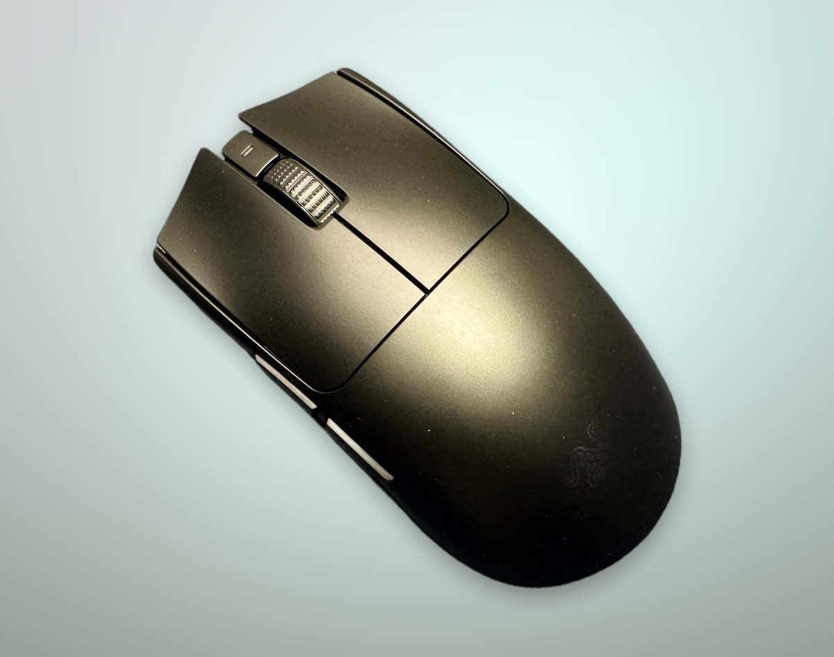 Vista dall'alto a tre quarti del Razer Viper V3 Pro con i tasti principali e la rotellina
