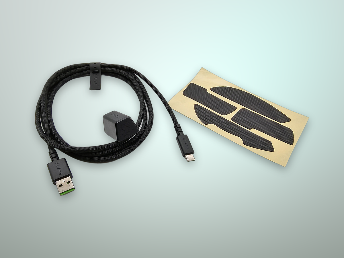 Accessori inclusi nel Razer Viper V3 Pro: dongle HyperPolling, cavo USB-C e grip adesivi