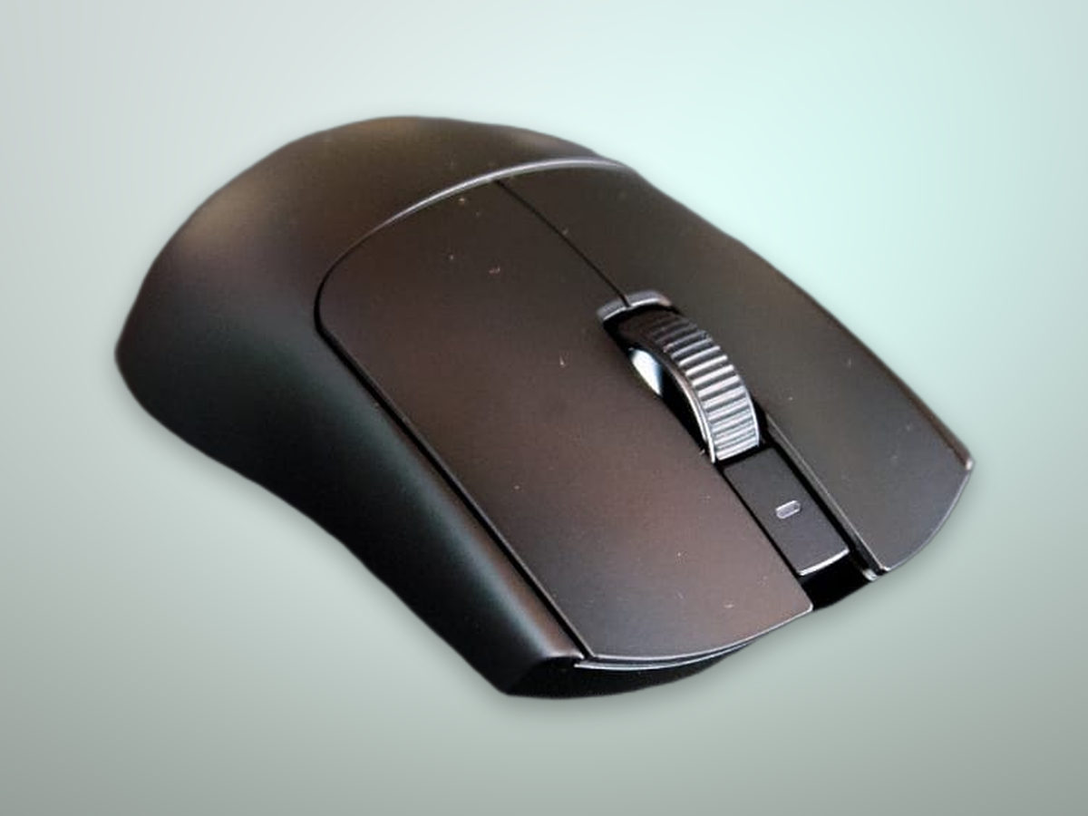 Razer Viper V4 Pro mouse gaming wireless dalla forma simmetrica appoggiato sul mousepad