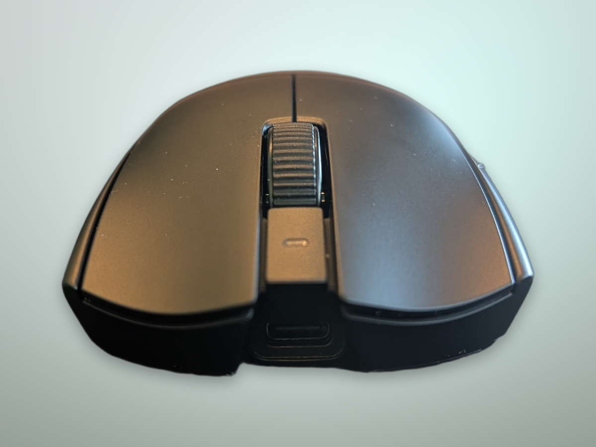 Razer Viper V4 Pro vista frontale altezza e larghezza dei pulsanti