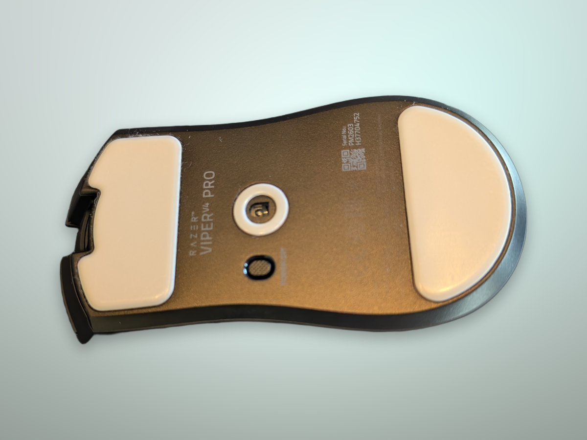 Razer Viper V4 Pro vista inferiore skate in PTFE e sensore ottico