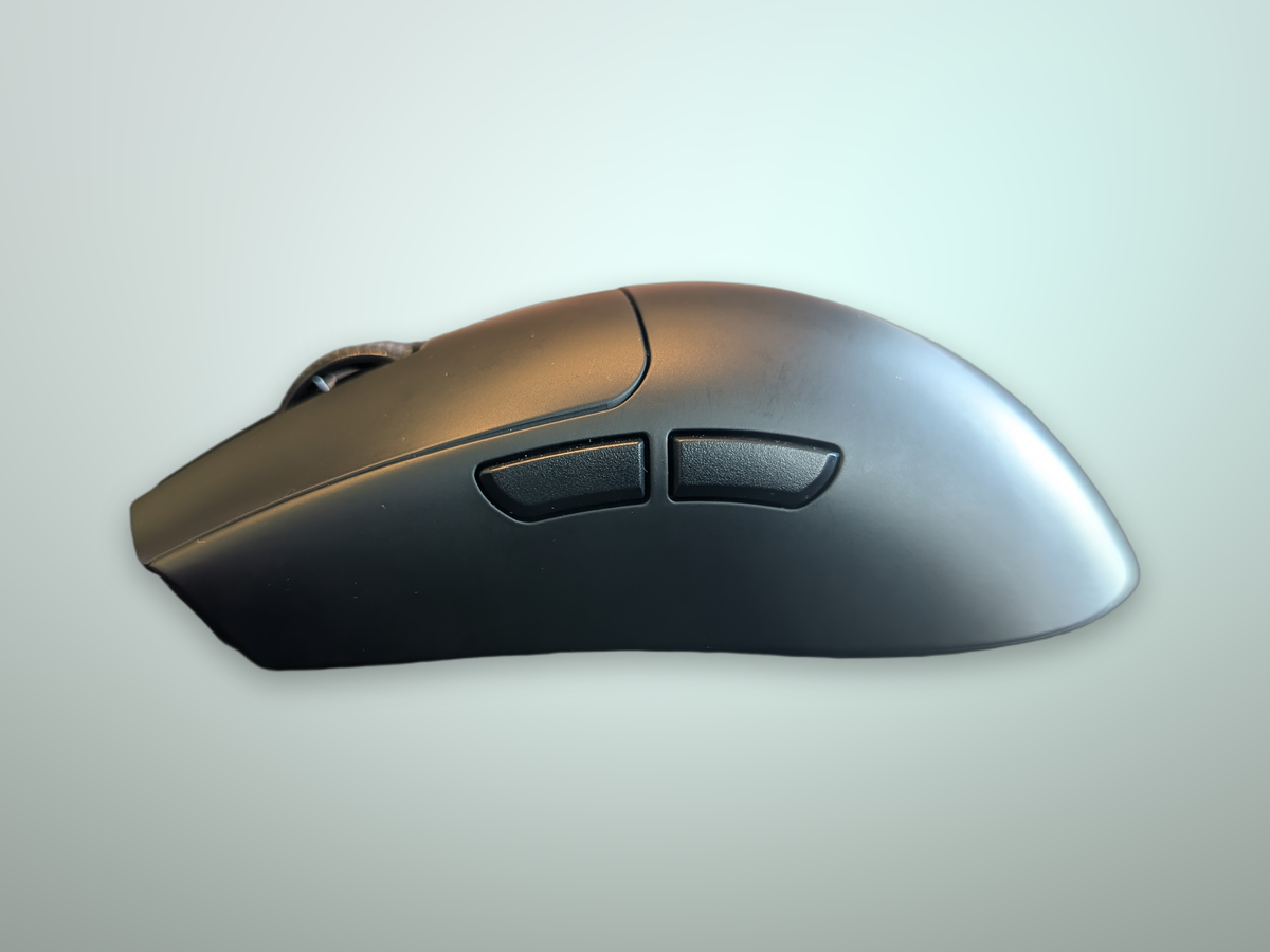 Razer Viper V4 Pro primo piano pulsanti laterali sinistri