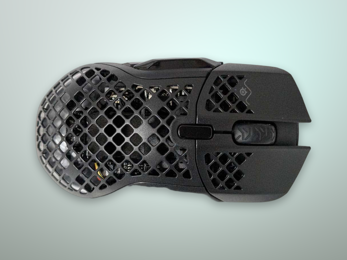 SteelSeries Aerox 5 Wireless visto dall'alto con scocca a nido d'ape e rotellina centrale
