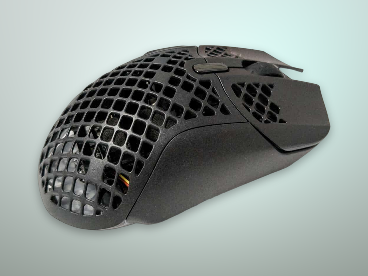 SteelSeries Aerox 5 Wireless visto di profilo: gobba alta, sbalzo frontale e scocca a nido d'ape