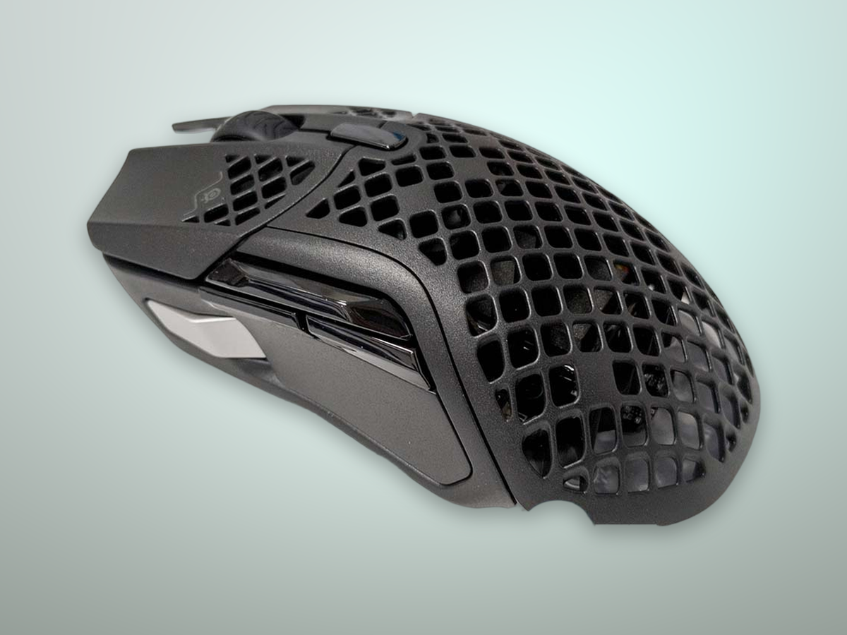 SteelSeries Aerox 5 Wireless in vista a tre quarti dall'alto con tre zone RGB e cutout a nido d'ape